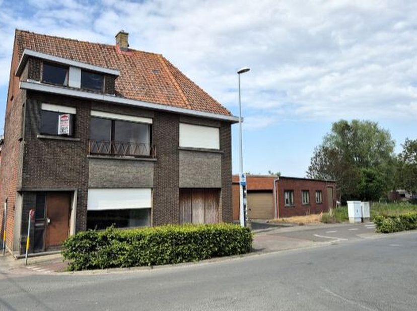 Voor wie werk en privé samen wil combineren zal hier als kleine zelfstandige te Staden het ideale pand gevonden hebben, omvattende o.a. op het GELIJKV